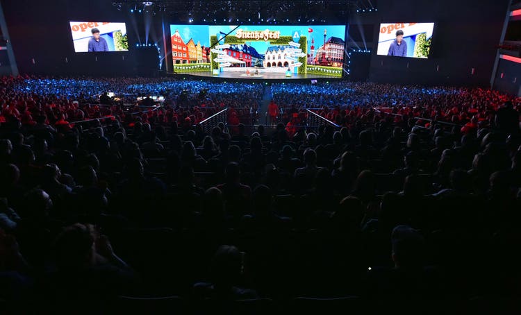 Max 2023 – On stage longshot image